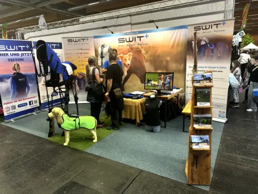 SWIT® Ausstellungsstand mit Neurobalance-Produkten für Pferd und Hund auf der Messe PFERD Wels 2025 in Österreich